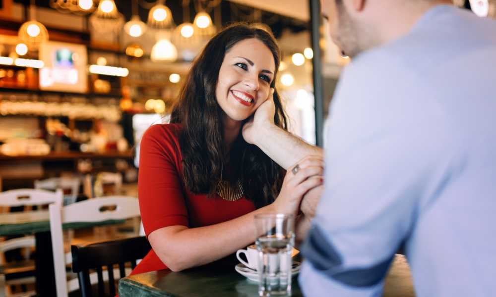 12+ Romantic Moments To Make Him Kiss You